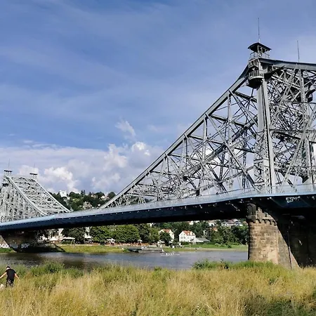 Appartement Hochwertiger Ausgestatteter Fuer 8 Personen, 3 Schlafzimmer, 2 Parkplaetze, Wlan Dresden