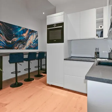 Hochwertiger Ausgestatteter Fuer 8 Personen, 3 Schlafzimmer, 2 Parkplaetze, Wlan Dresden