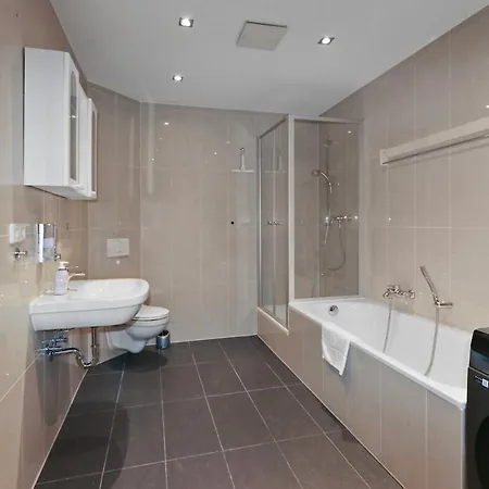 Hochwertiger Ausgestatteter Fuer 8 Personen, 3 Schlafzimmer, 2 Parkplaetze, Wlan דירה *