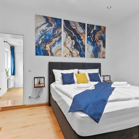 Hochwertiger Ausgestatteter Fuer 8 Personen, 3 Schlafzimmer, 2 Parkplaetze, Wlan Lägenhet