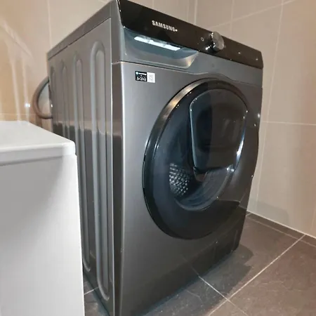 Hochwertiger Ausgestatteter Fuer 8 Personen, 3 Schlafzimmer, 2 Parkplaetze, Wlan Appartement *