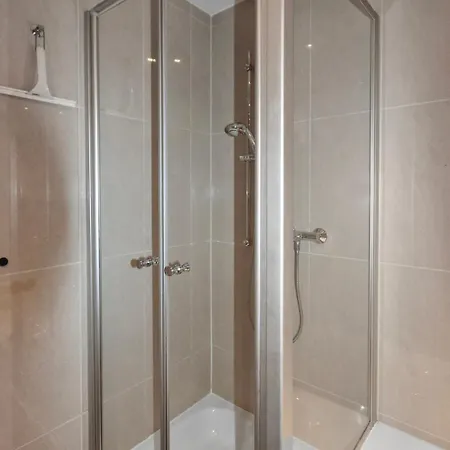 Hochwertiger Ausgestatteter Fuer 8 Personen, 3 Schlafzimmer, 2 Parkplaetze, Wlan Dresden