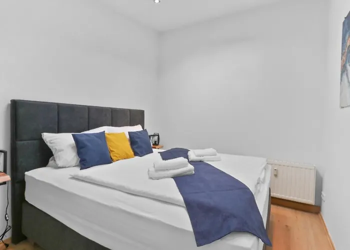 Hochwertiger Ausgestatteter Fuer 8 Personen, 3 Schlafzimmer, 2 Parkplaetze, Wlan Apartamento Dresden