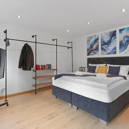 Hochwertiger Ausgestatteter Fuer 8 Personen, 3 Schlafzimmer, 2 Parkplaetze, Wlan Lägenhet Dresden