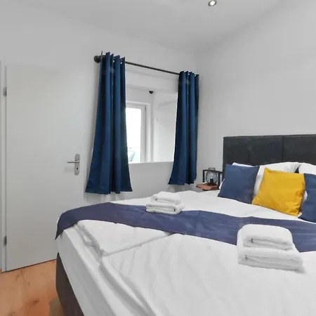 Hochwertiger Ausgestatteter Fuer 8 Personen, 3 Schlafzimmer, 2 Parkplaetze, Wlan 公寓 *
