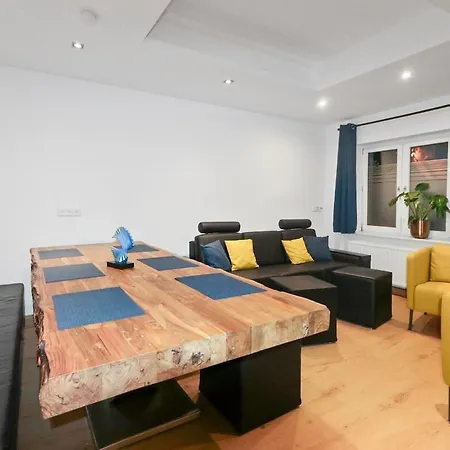 Hochwertiger Ausgestatteter Fuer 8 Personen, 3 Schlafzimmer, 2 Parkplaetze, Wlan 公寓 *