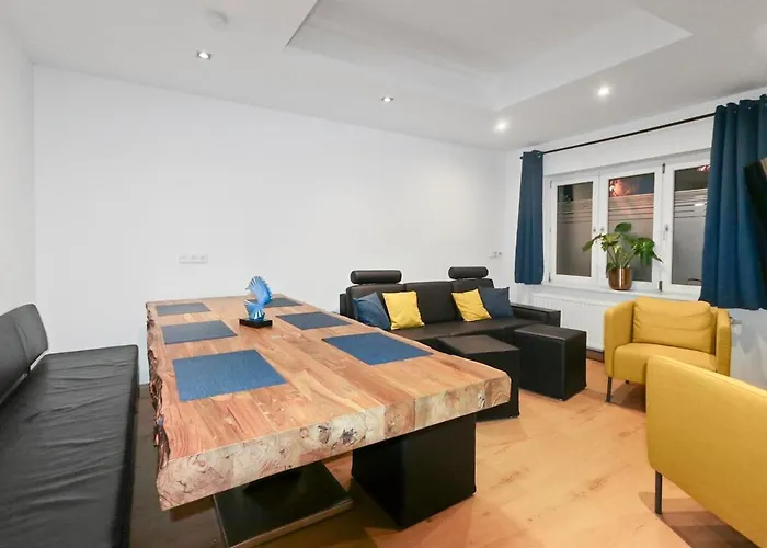 Hochwertiger Ausgestatteter Fuer 8 Personen, 3 Schlafzimmer, 2 Parkplaetze, Wlan 公寓 *